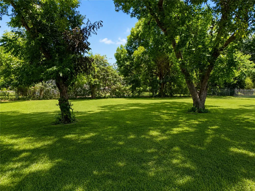 7101 2nd Street Hitchcock, TX 77563
