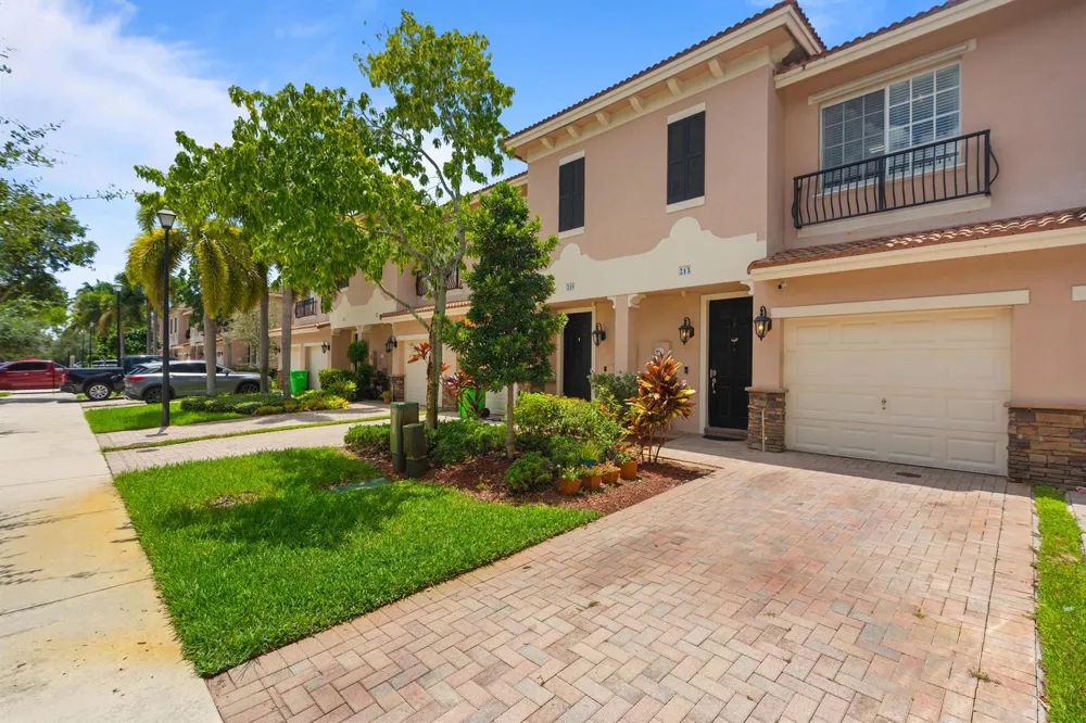 213 Las Brisas Circle Sunrise, FL 33326