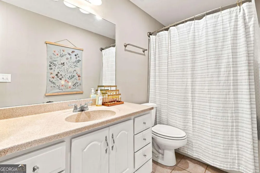212 Oak Hollow CT White, GA 30184