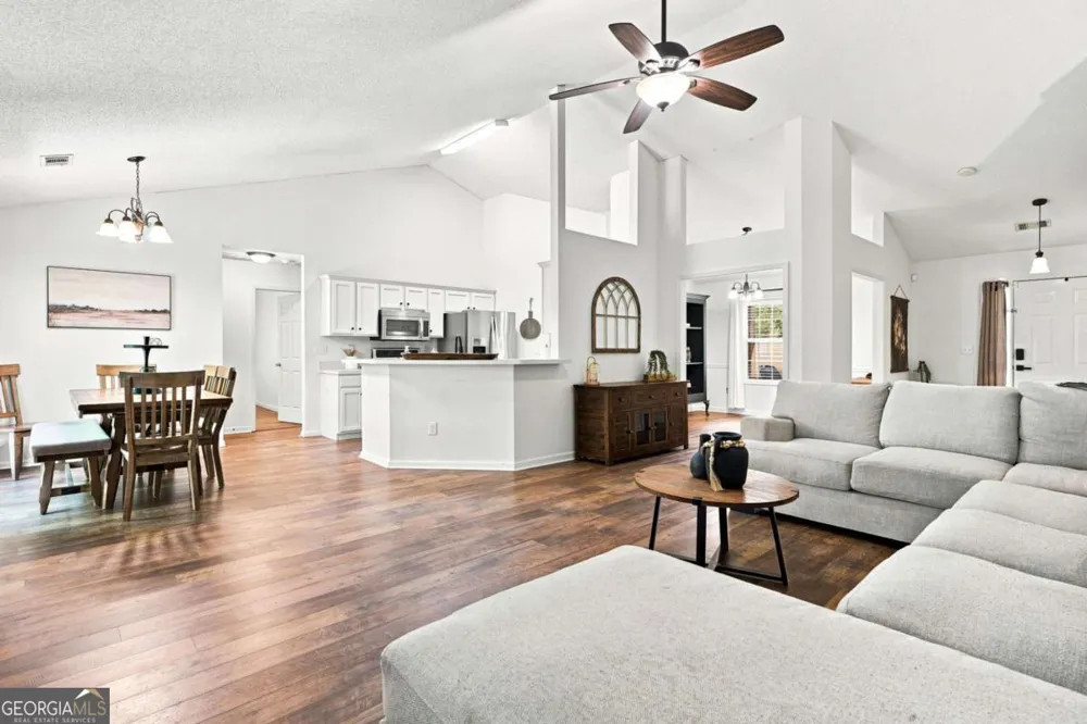 212 Oak Hollow CT White, GA 30184