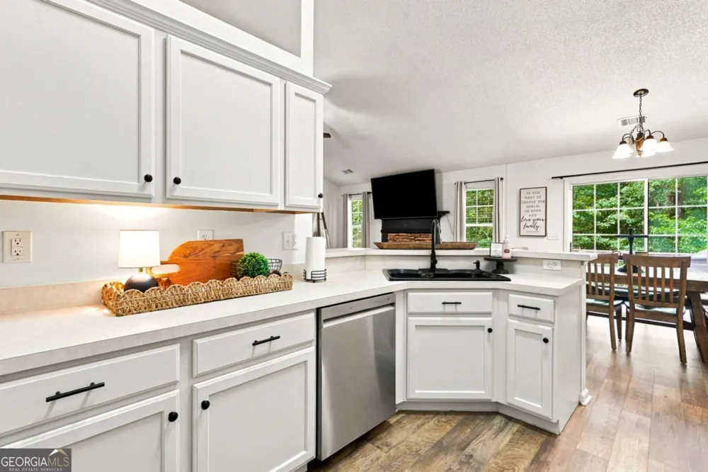 212 Oak Hollow CT White, GA 30184