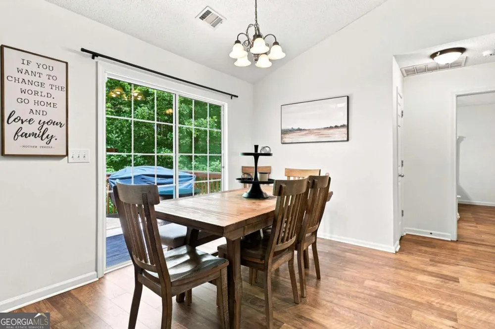 212 Oak Hollow CT White, GA 30184