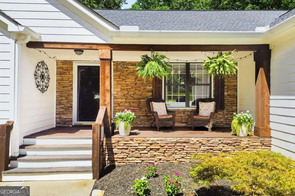212 Oak Hollow CT White, GA 30184