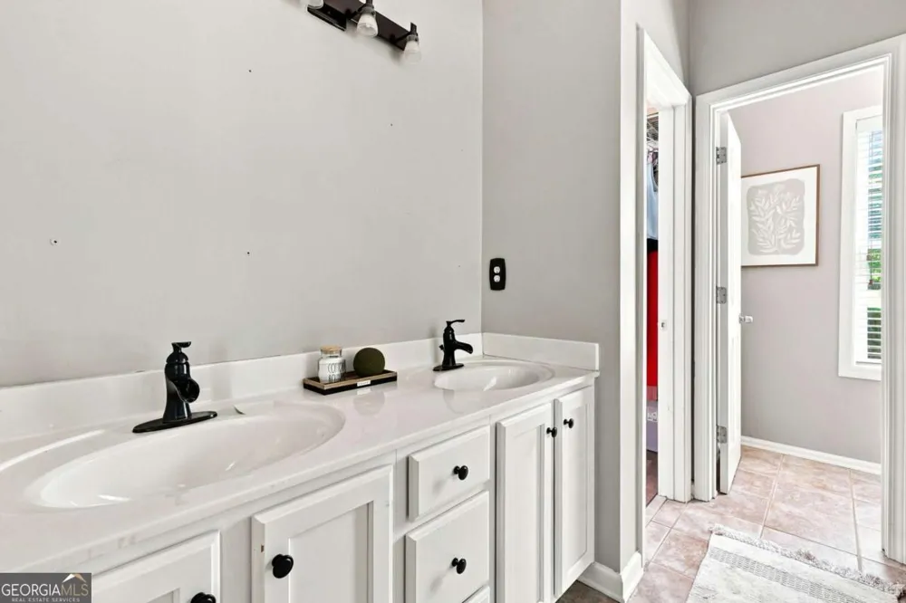 212 Oak Hollow CT White, GA 30184