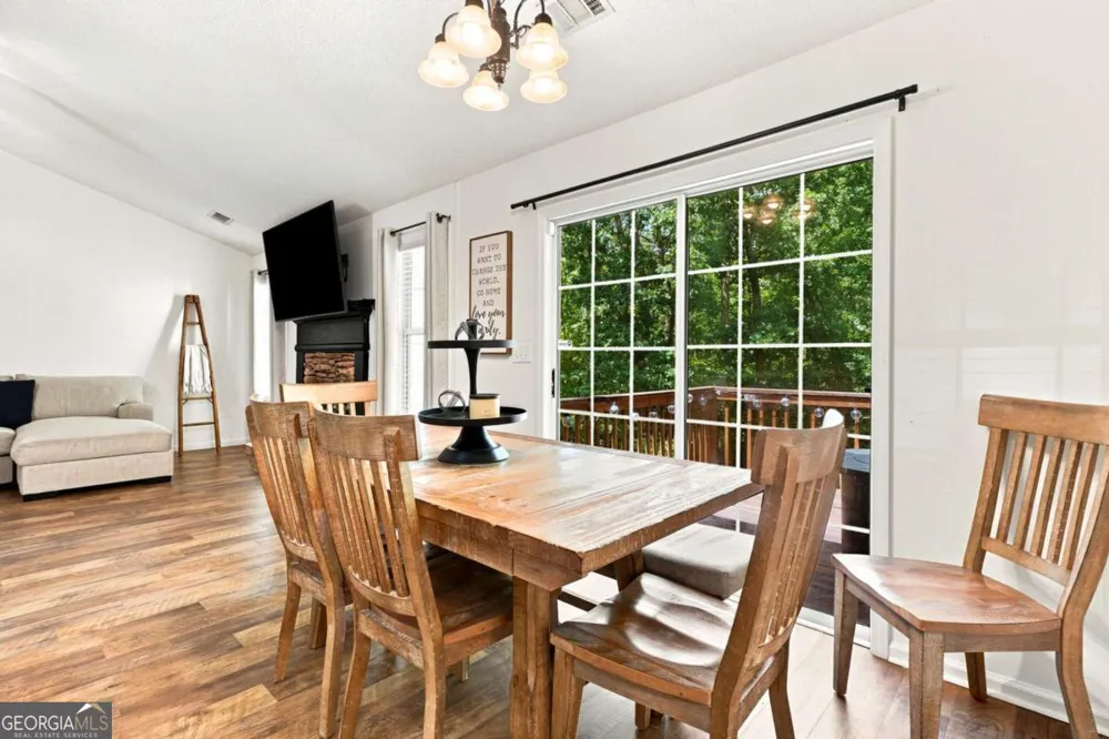 212 Oak Hollow CT White, GA 30184