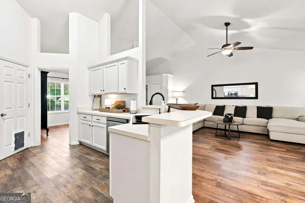 212 Oak Hollow CT White, GA 30184