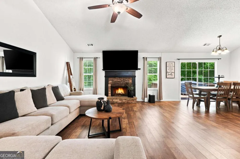 212 Oak Hollow CT White, GA 30184