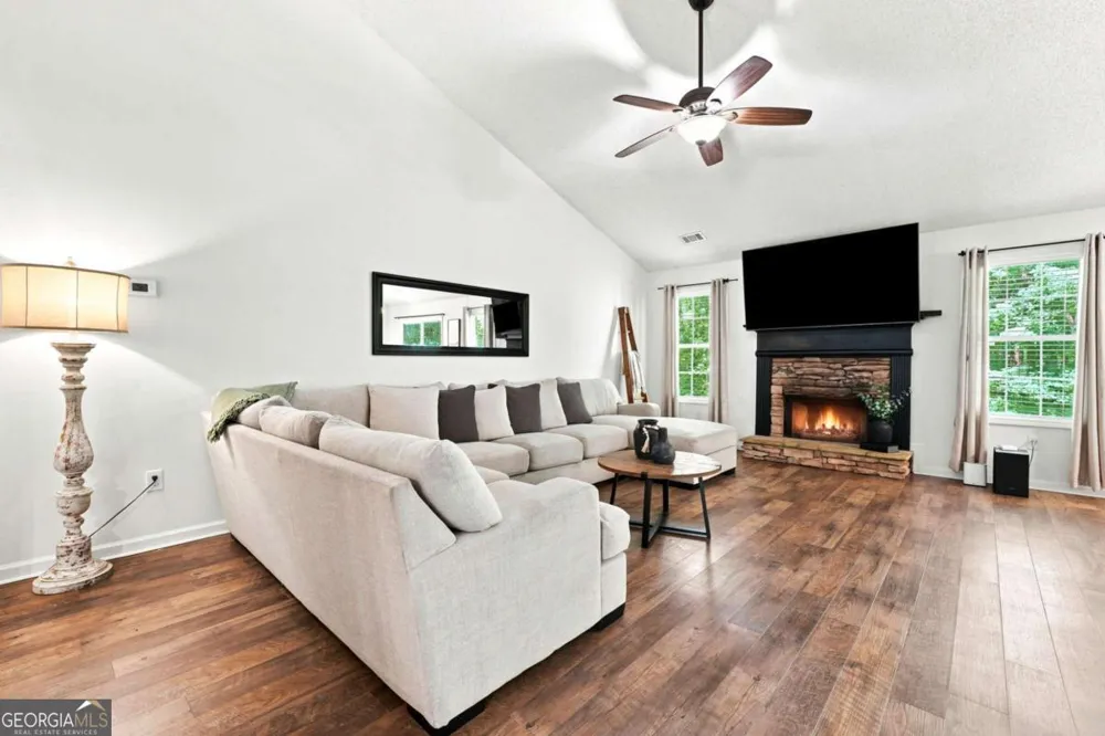 212 Oak Hollow CT White, GA 30184