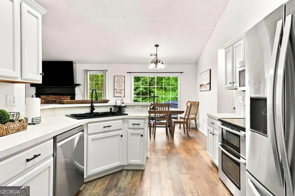 212 Oak Hollow CT White, GA 30184