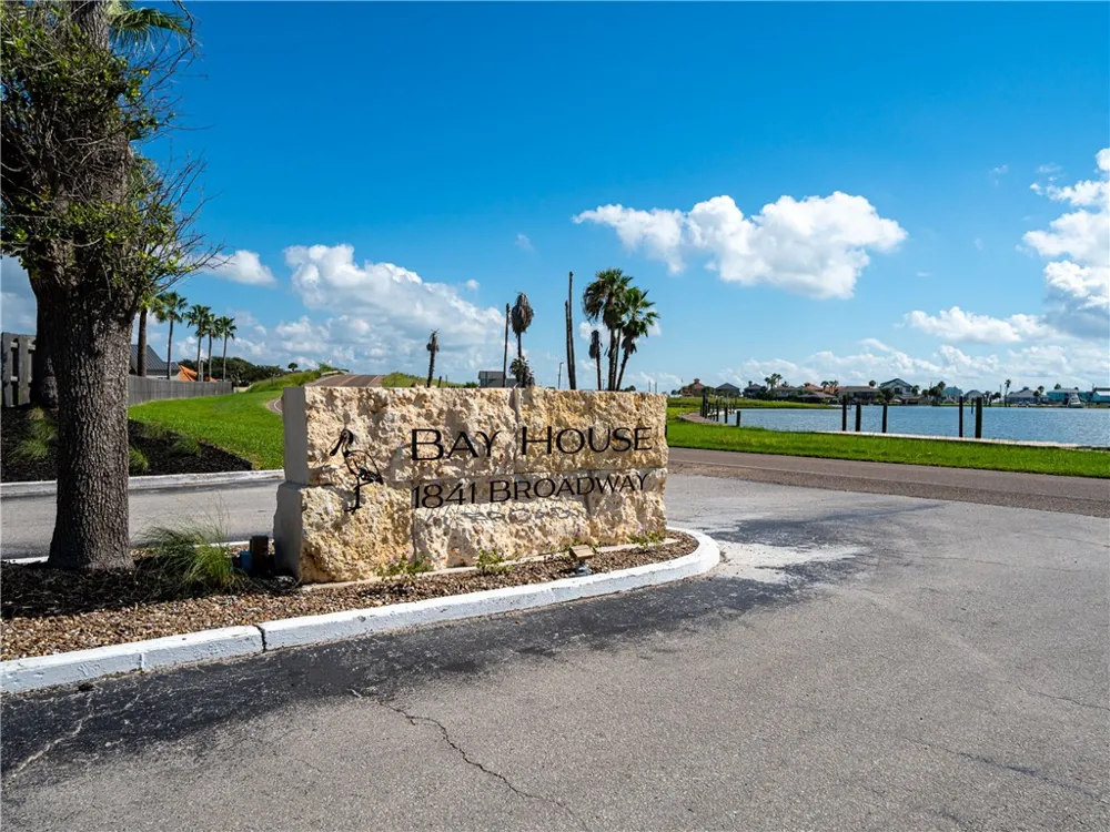 2515 Bayhouse Drive Rockport, TX 78382