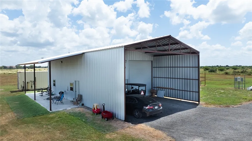 266 COUNTY ROAD 384 George West, TX 78022