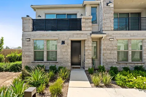 2739 E Tamarind Drive