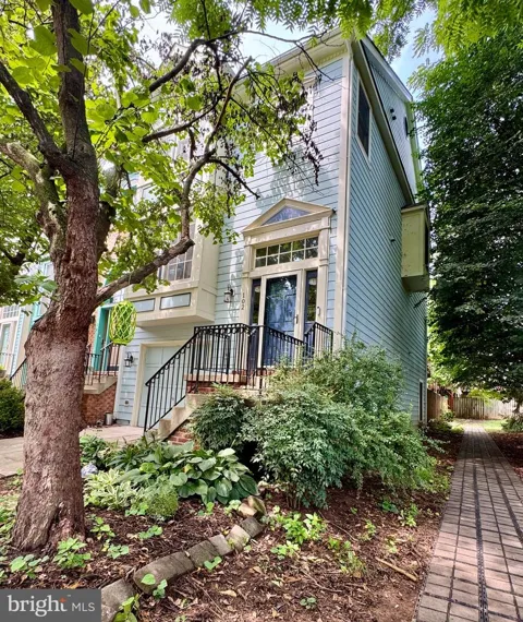 102 MAXIMILLIAN COURT SW