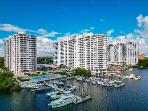 18011 Biscayne Blvd #902