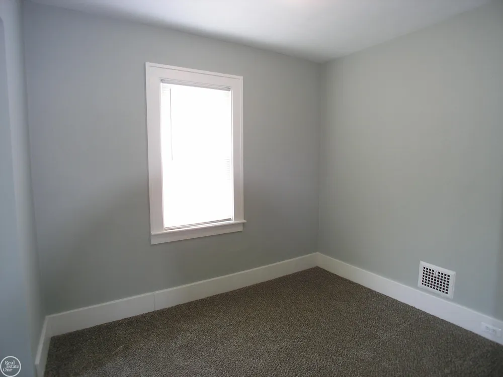 25151 Dodge Street Roseville City, MI 48066