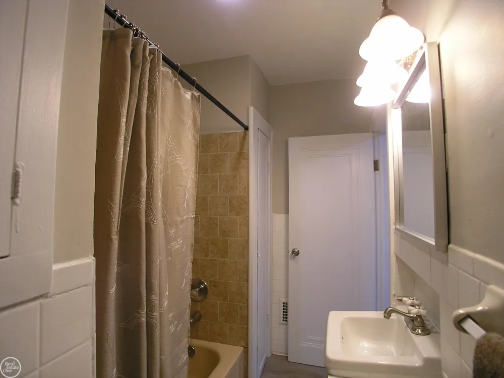 25151 Dodge Street Roseville City, MI 48066