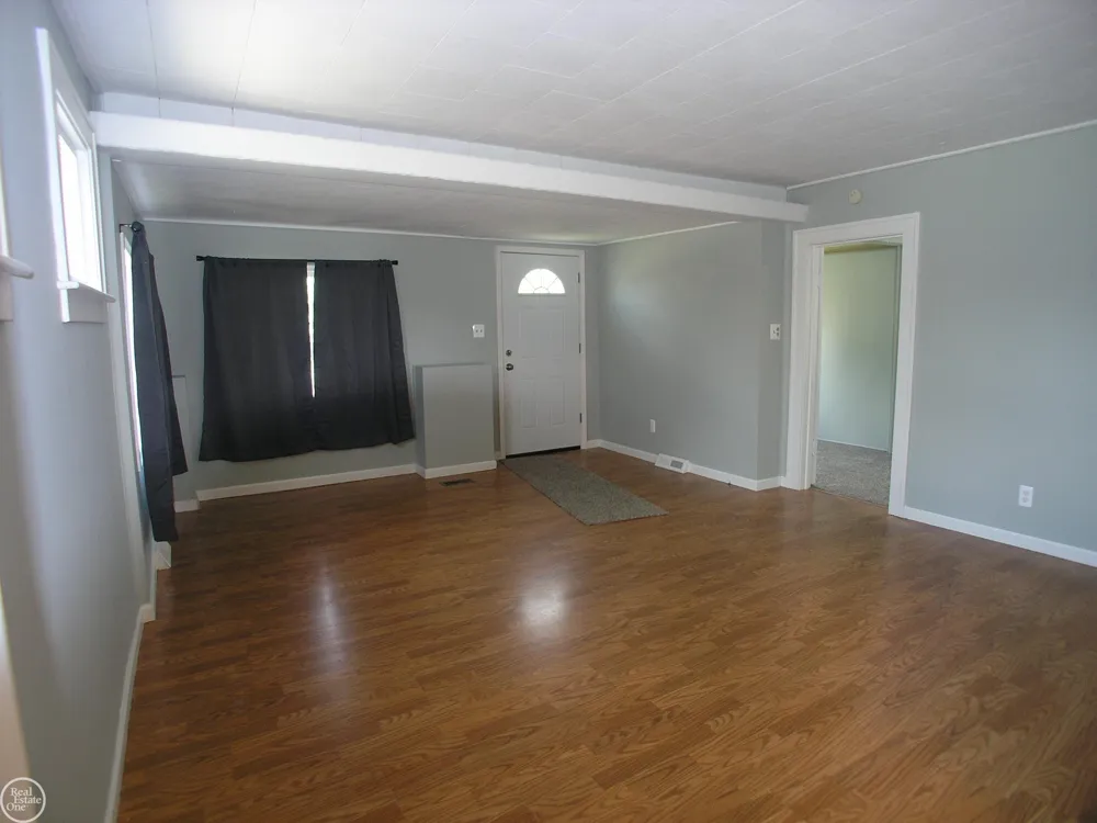 25151 Dodge Street Roseville City, MI 48066