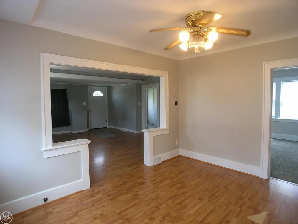 25151 Dodge Street Roseville City, MI 48066