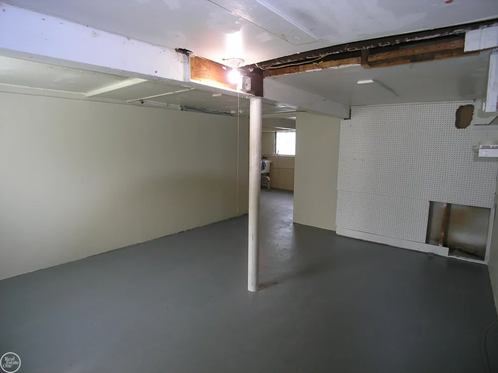 25151 Dodge Street Roseville City, MI 48066