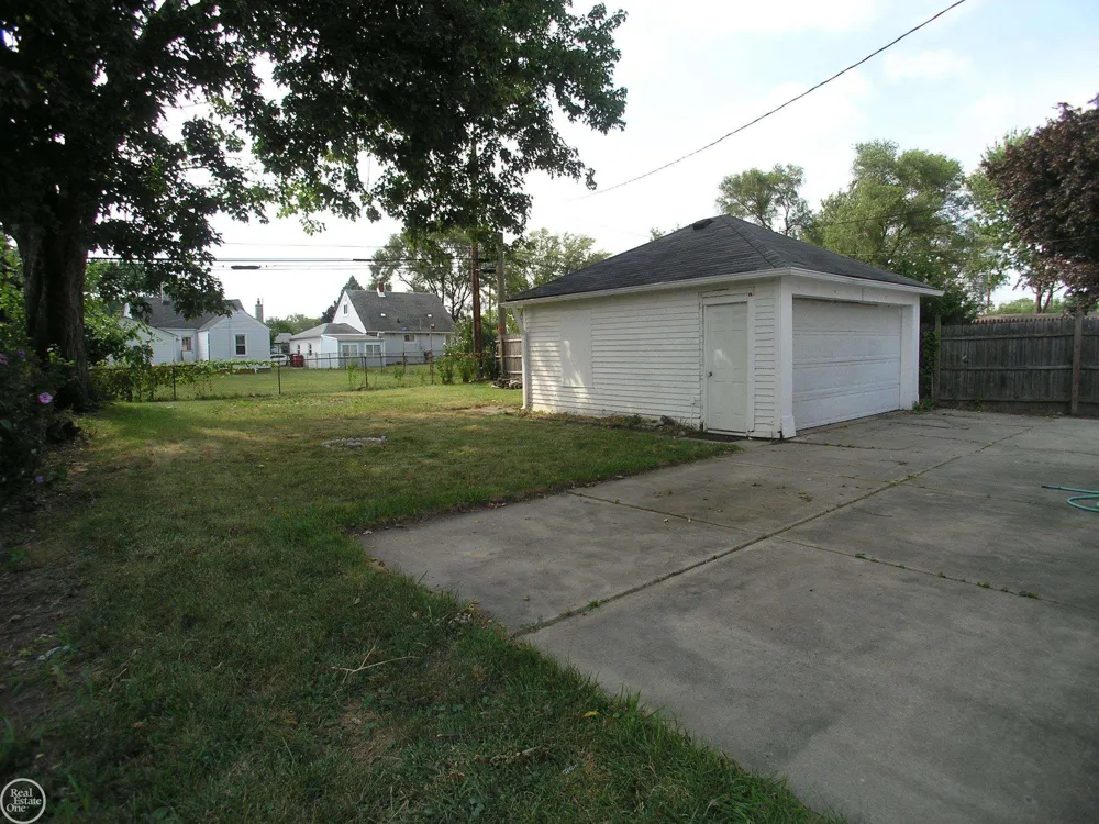 25151 Dodge Street Roseville City, MI 48066