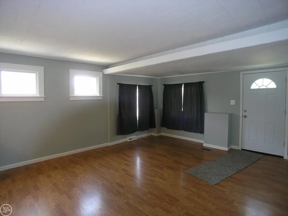 25151 Dodge Street Roseville City, MI 48066