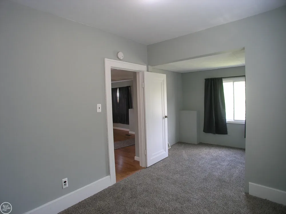 25151 Dodge Street Roseville City, MI 48066