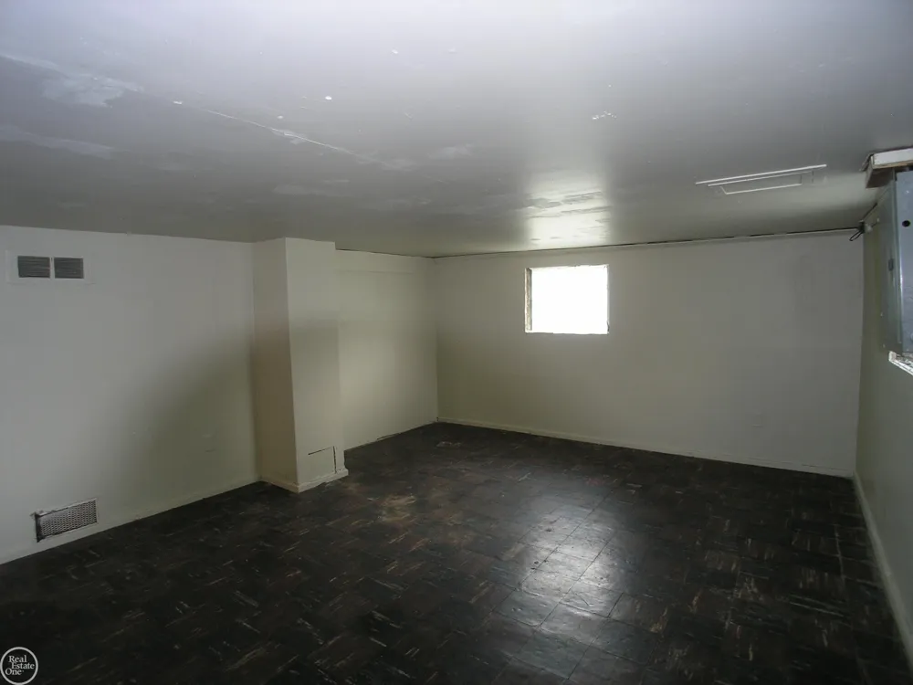 25151 Dodge Street Roseville City, MI 48066