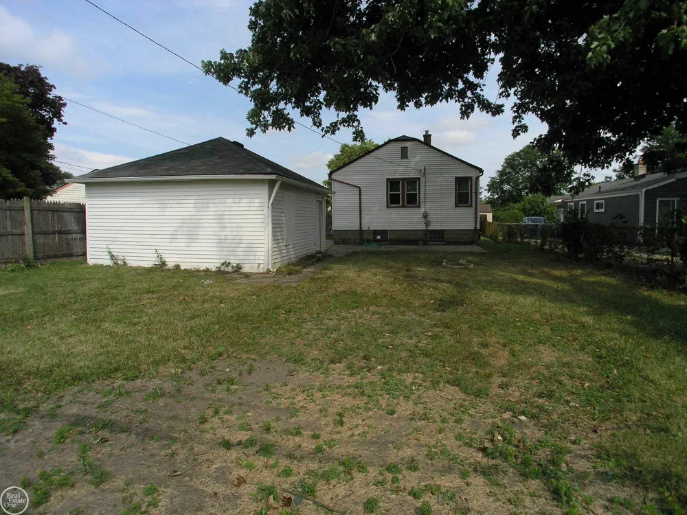 25151 Dodge Street Roseville City, MI 48066