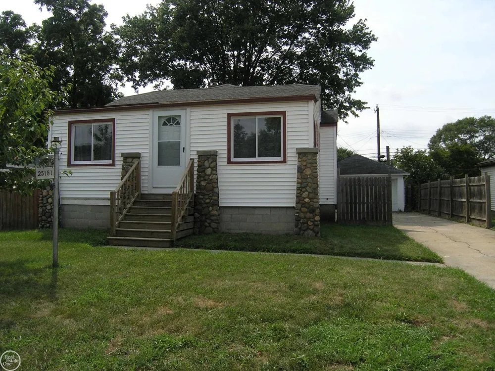 25151 Dodge Street Roseville City, MI 48066