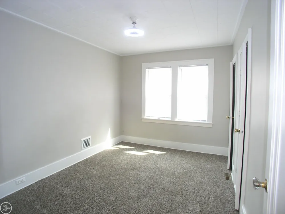 25151 Dodge Street Roseville City, MI 48066