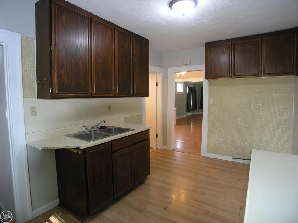 25151 Dodge Street Roseville City, MI 48066