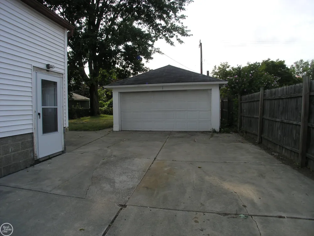 25151 Dodge Street Roseville City, MI 48066