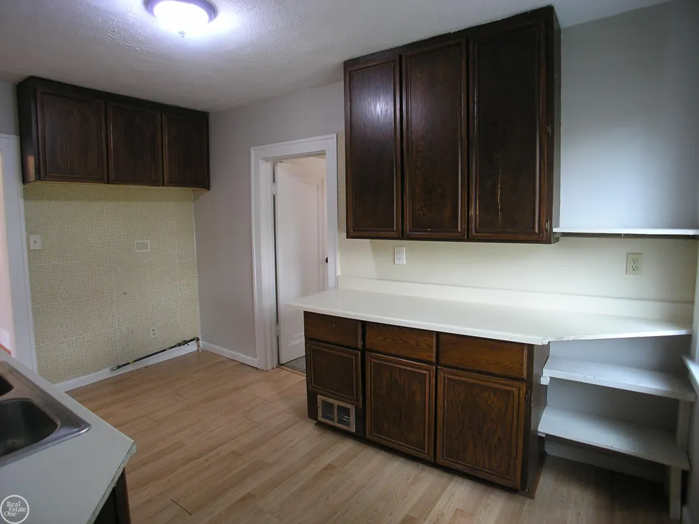 25151 Dodge Street Roseville City, MI 48066