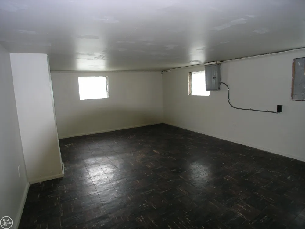 25151 Dodge Street Roseville City, MI 48066