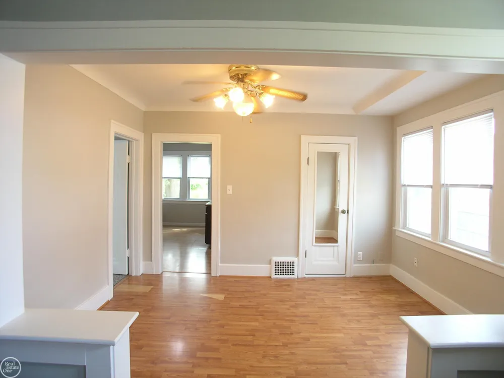 25151 Dodge Street Roseville City, MI 48066
