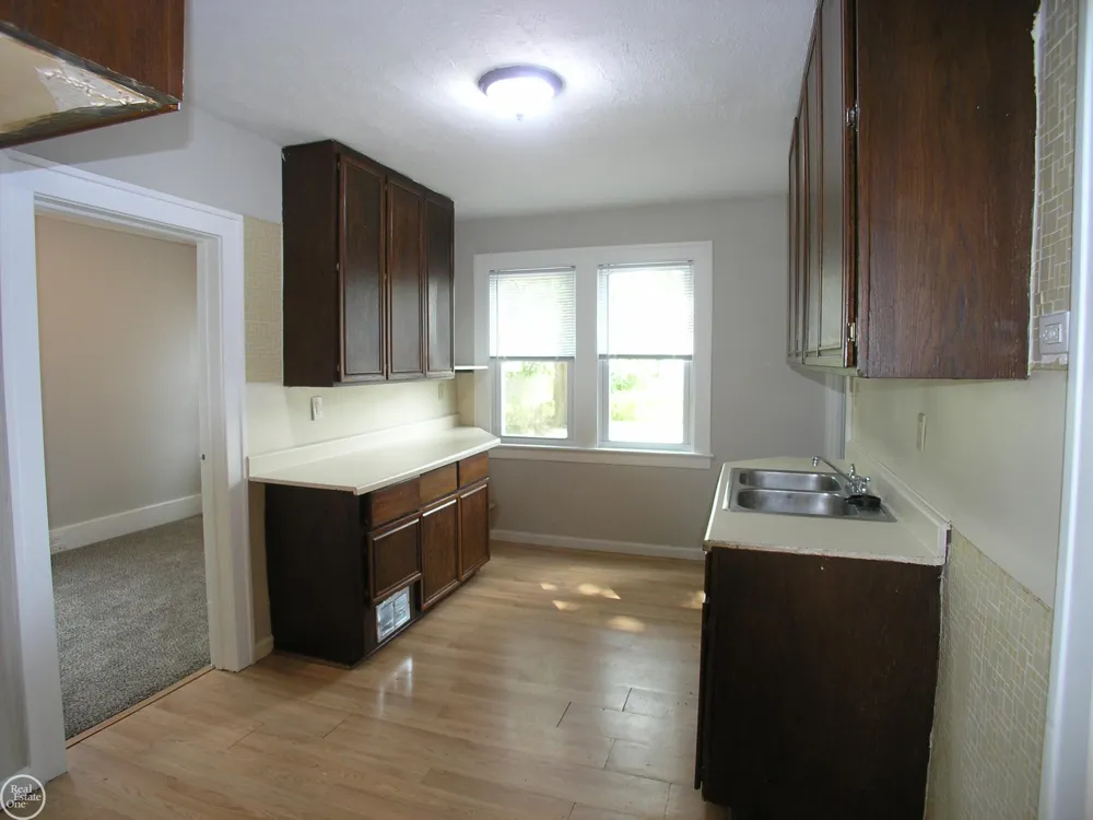 25151 Dodge Street Roseville City, MI 48066