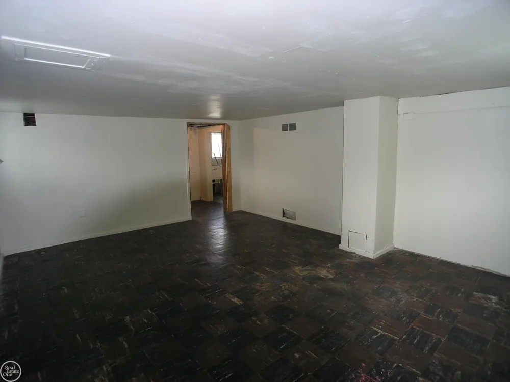 25151 Dodge Street Roseville City, MI 48066
