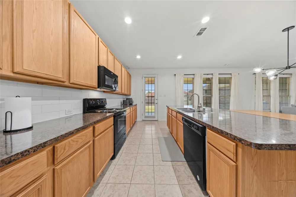741 Jewelflower Drive DeSoto, TX 75115
