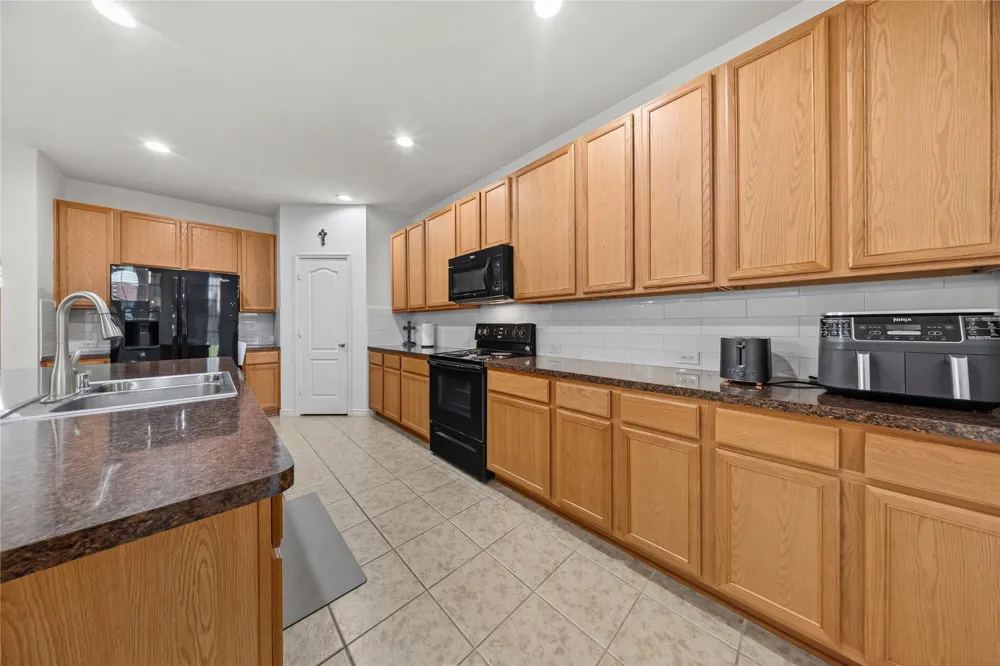 741 Jewelflower Drive DeSoto, TX 75115