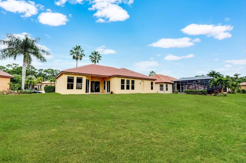 833 SW Vineland Court Port St. Lucie, FL 34986