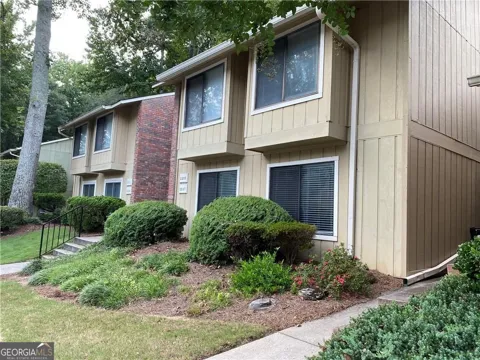 2207 Surrey CT SE