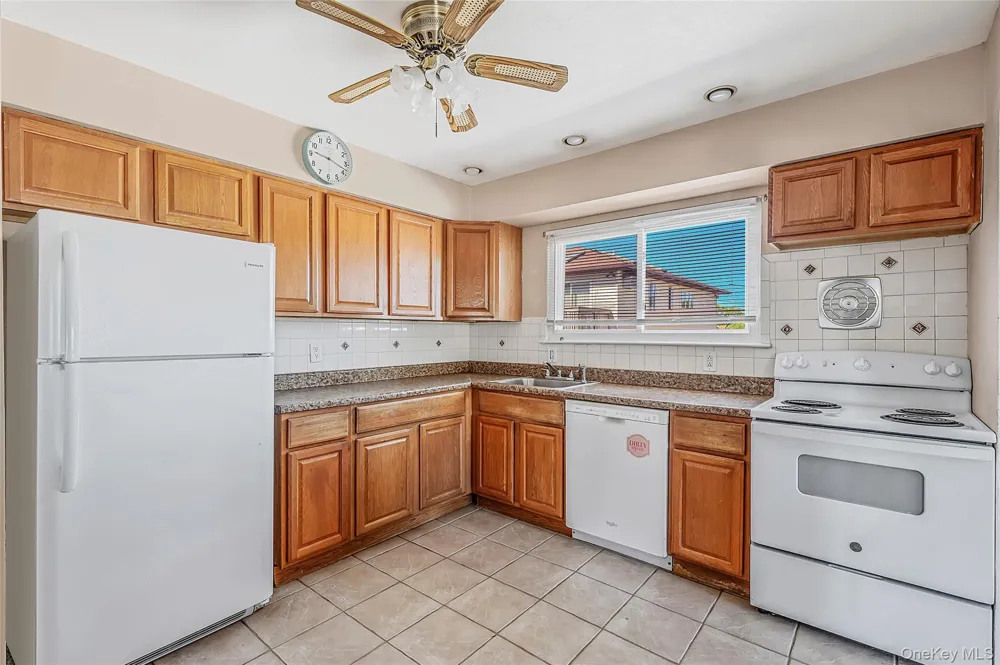 233 E Alhambra Avenue Lindenhurst, NY 11757