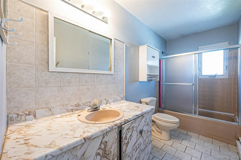 233 E Alhambra Avenue Lindenhurst, NY 11757