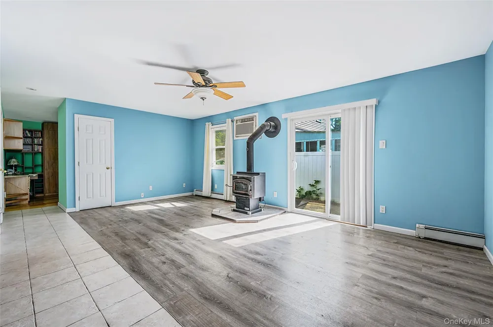 233 E Alhambra Avenue Lindenhurst, NY 11757