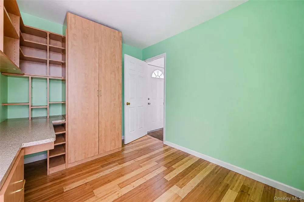 233 E Alhambra Avenue Lindenhurst, NY 11757