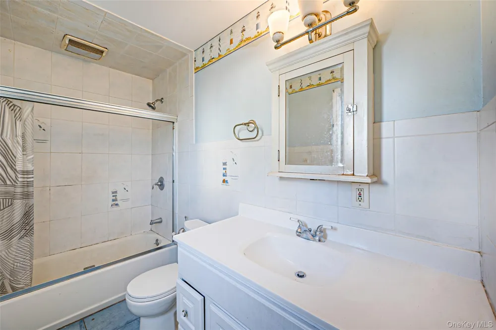 233 E Alhambra Avenue Lindenhurst, NY 11757