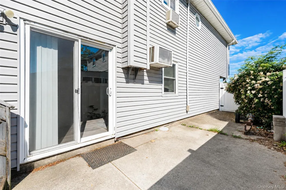 233 E Alhambra Avenue Lindenhurst, NY 11757
