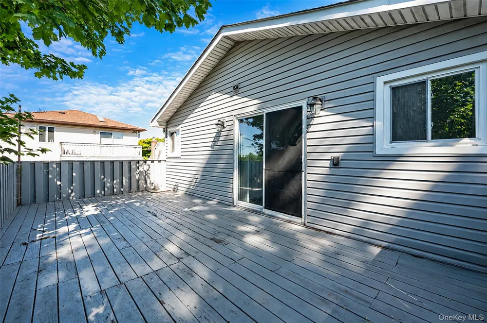 233 E Alhambra Avenue Lindenhurst, NY 11757