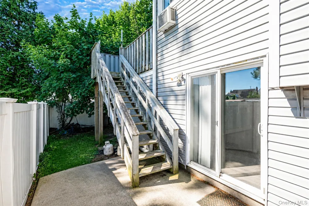 233 E Alhambra Avenue Lindenhurst, NY 11757