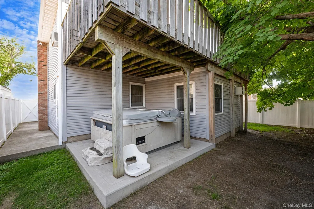 233 E Alhambra Avenue Lindenhurst, NY 11757